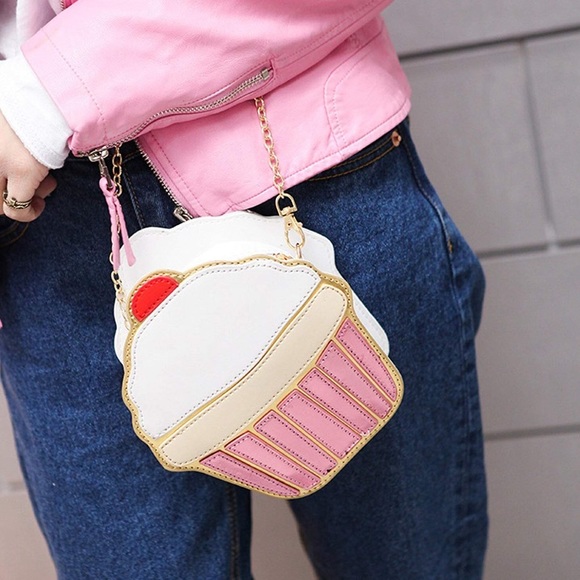 THINK VINTAGE ONLINE Handbags - ✨ICE MAGIC ✨ CUPCAKE 🍦 PURSE *NWT*